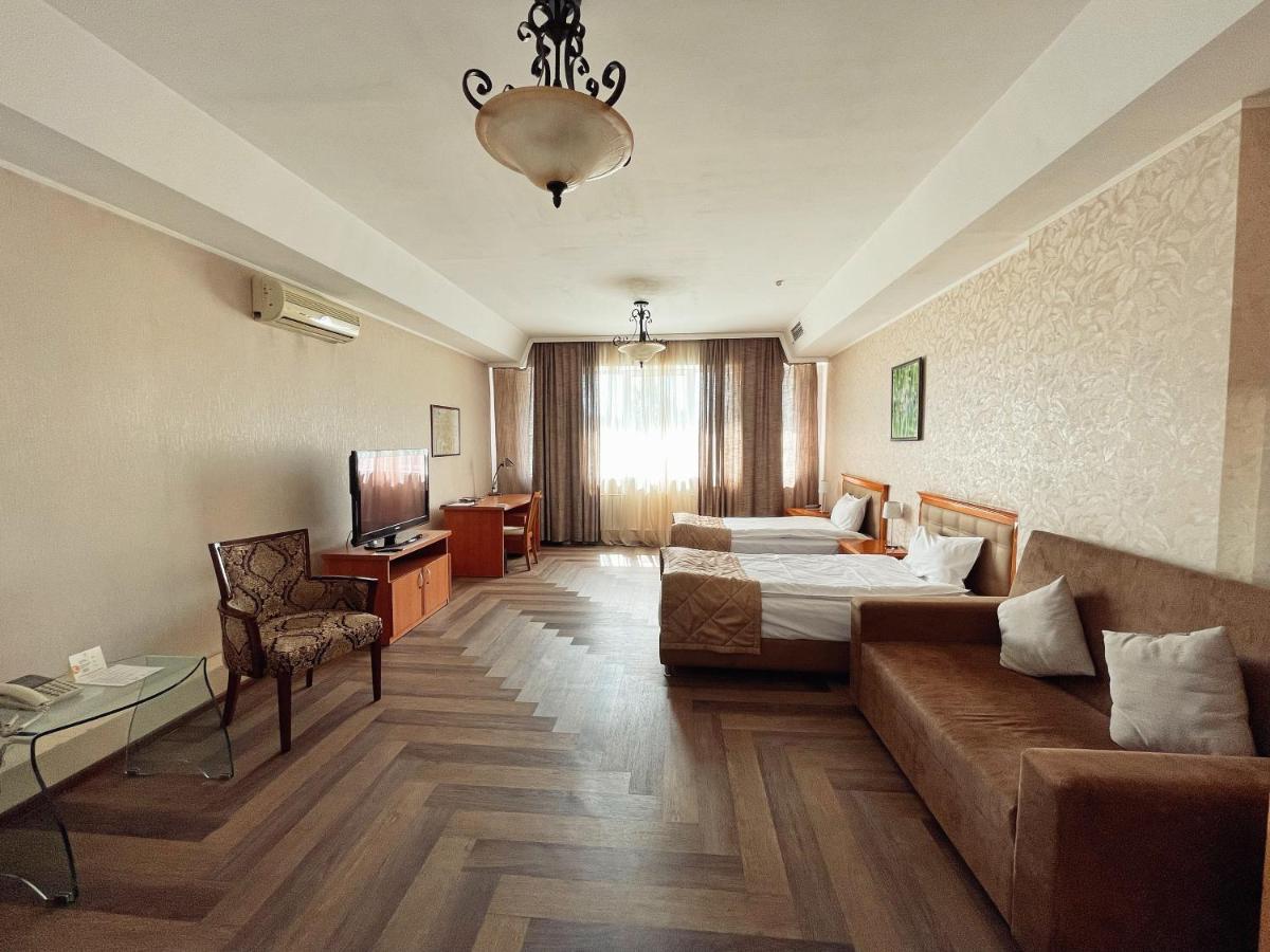 Golden Dragon Hotel Bishkek Ngoại thất bức ảnh