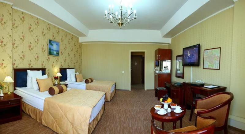 Golden Dragon Hotel Bishkek Phòng bức ảnh